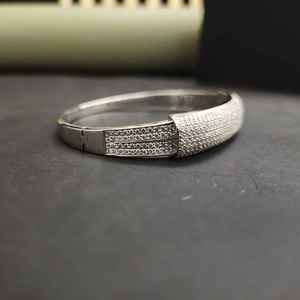 Elegante Brazalete Rígido para Mujer en Oro Sólido de 18 Quilates con Diamante Cultivado en Laboratorio de 5 Quilates, Diseño Exclusivo y Moderno para Cada Ocasión - Product Image 3