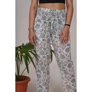Pyjama à imprimé floral pour femmes Pantalon de nuit en coton avec taille élastique Pyjama de nuit respirant et léger - Product Image 1