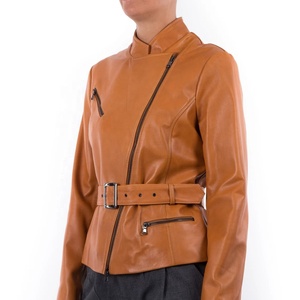 Chaqueta de motorista de piel de oveja marrón para mujer, estilo informal con cierre de cremallera, servicio OEM, ropa terminada, temporada de invierno teñida - Product Image 1