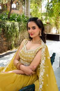 À la mode Adultes Broderie Paillettes Travail Jaune Couleur Haldi Travail À La Main Spécial Super Qualité Meilleur Design Indien Lehenga - Product Image 5