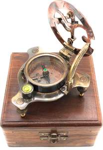 Porte-clés boussole classique en cuivre |   Décoration nautique vintage de l'ouest de Londres avec des motifs rectangulaires et circulaires, objet de collection - Product Image 4