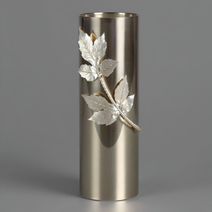 Jarrón de acero inoxidable plateado contemporáneo Cilindro de metal elegante con diseño de hoja intrincado para jarrones de decoración moderna para el hogar y la Oficina - Product Image 3
