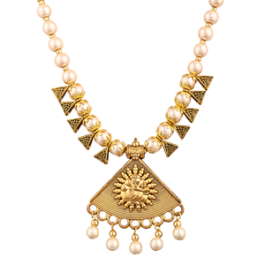 สร้อยคอรูปสามเหลี่ยมพระพิฆเนศสีทองพร้อมไข่มุกสำหรับงานแต่งงาน - Product Image 4
