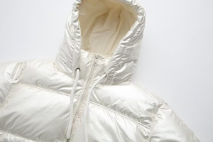 Doudoune d'hiver matelassée personnalisable pour femmes Blazer court à capuche en coton Fermeture à glissière Style durable Vêtements d'extérieur en peluche - Product Image 4