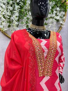 Vente en gros de vêtements de soirée de créateur tissu en fausse georgette et maslin impression numérique, fil et séquence travail haut pantalon et ensemble Dupatta - Product Image 2