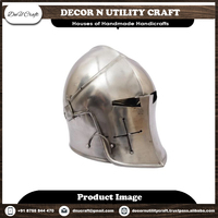 Harnais militaire en acier et laiton de style antique, gravé artistiquement et magnifiquement, inspiré de la majesté médiévale, souvenir pour la maison