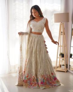 Conjunto de Lehenga Semi-Cosido de Georgette Fox con Bordado de Lentejuelas, Crepé Interior, Patta y Cancan, Choli Sin Coser - Product Image 5