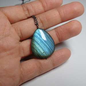 MorphiArtForge Collier Labradorite arc-en-ciel violet double face fait à la main Style vintage Pendentif en fil de fer plaqué or - Product Image 4