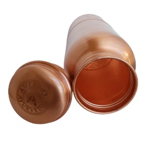 Bouteille d'eau en cuivre artisanale de luxe pour la détoxification et le bien-être avec couvercle anti-fuite et finition traditionnelle - Product Image 4