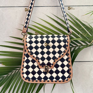 Sac à main en cuir sculpté à la main, sac bandoulière, style bohème gypsy, nouvelle arrivée, sac à main artisanal, style western, design à carreaux - Product Image 1