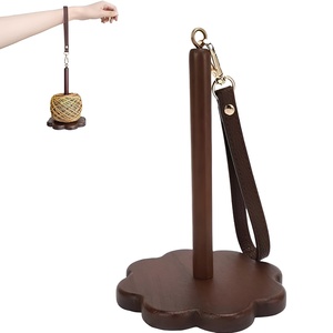 Dispensador de hilo de muñeca moderno Soporte de bola de hilo de muñeca de madera gruesa para una madeja de hilo de muñeca Costura portátil Madera natural - Product Image 2