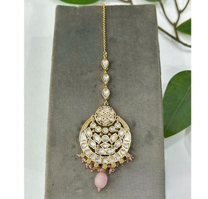 Precioso Tikka de Latón Chapado en Oro de Primera Calidad con Aspecto de Piedra, Estilo Kundan, para Mujeres y Niñas, para Fiestas y Bodas - Product Image 2