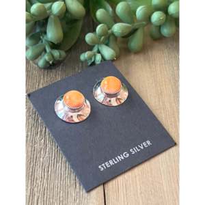 Boucles d'oreilles clous en nacre et argent sterling, faites à la main par des artisans Navajo, avec placage or rose - Product Image 3
