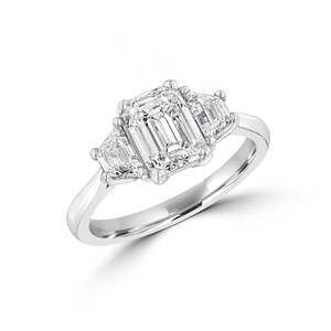 Bague de mariage à trois pierres en diamant de laboratoire taille émeraude de 6 carats, or blanc 14 carats, couleur F, clarté VVS2, certifiée IGI - Product Image 1