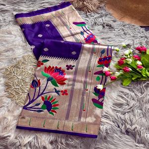 ผ้าส่าหรีไหมพายทานีสำหรับผู้หญิง พร้อมพัลลูสีทองหรูหรา ลายดอกบัวและนกยูงสีทองสดใส ขอบลายดอกไม้สีทอง ผลิตในอินเดีย - Product Image 1