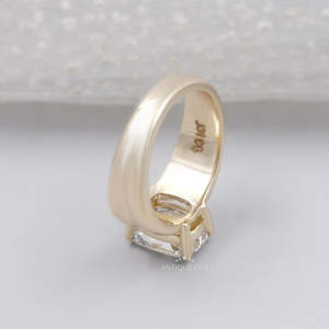 Bague de fiançailles en or jaune avec diamant solitaire naturel certifié IGI, taille coussin - Product Image 5