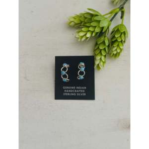 Boucles d'oreilles demi-cercle Robertson Martinez en opale bleue (synthétique) avec clous en argent sterling et serti clos, motif géométrique - Product Image 1
