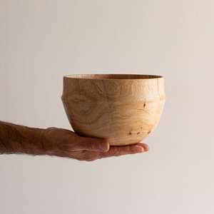 Bol en bois poli fait à la main Accent d'art contemporain unique écologique pour décor Boho moderne sculpté à la main - Product Image 1