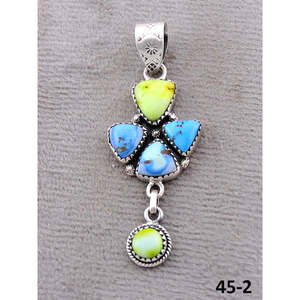 Pendentif en turquoise fait main du sud-ouest avec monture en argent sterling motif floral Golden Hill Palomino - Product Image 1