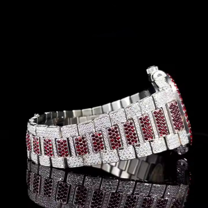 Elegante Reloj Analógico Deportivo Personalizado con Diamantes, Resistente al Agua, con Incrustaciones de Moissanita Roja y Blanca VVS, en Acero Inoxidable - Product Image 3