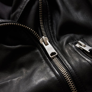 Chaqueta de cuero de motorista de cuero de lujo clásico para mujer Cierre de cremallera asimétrica Cuello alto Puños con cremallera. - Product Image 6