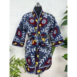 Veste en tissu tissé éco-responsable, style bohème, broderie Suzani faite à la main, motifs floraux vibrants, col châle, printemps - Product Image 1