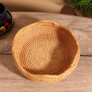 Plateau rond en rotin tissé à la main avec bord festonné / Élégant plateau de service décoratif en osier pour fruits, pain et centre de table - Product Image 3