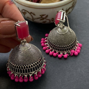 Boucles d'oreilles Jhumka traditionnelles indiennes en acier inoxydable pour femmes à la mode Design de fleurs à prix réduit - Product Image 5