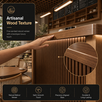 Aménagement de café, comptoir en bois à lattes, design d'intérieur, menu mural en tableau noir, ensemble de chaises en rotin, mobilier sur mesure, design de magasin personnalisé