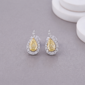 ต่างหูเพชรทรงลูกแพร์สีเหลืองเพาะเลี้ยงในห้องปฏิบัติการ ประดับด้วยเพชรแบบ Halo ตัวเรือนเงินแท้ 925 ชุบโรเดียม หรูหราสำหรับผู้หญิง ได้รับการรับรองจาก IGI - Product Image 1