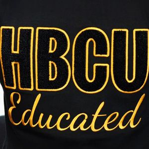 HBCU T-shirt en chenille noir et or pour hommes T-shirt en coton de qualité supérieure Vêtements de fraternité Doux Coupe confortable Logo brodé Vêtements classiques - Product Image 2