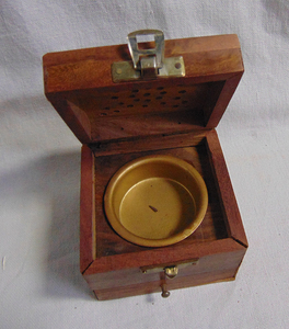 Caja de quemador de incienso Loban de madera cuadrada, hecho a mano Bakhoor quemador de madera, tapa tallada, cono Dhoop de resina, aromaterapia tradicional - Product Image 2