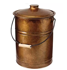 Seau à charbon en métal en laiton finition luxueuse ajoutant du style aux produits essentiels de nettoyage de cheminée disponibles au prix de gros - Product Image 1