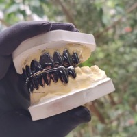 Grilles dentaires complètes de style gothique personnalisées, noir et argent, motif crocs de vampire, finition chrome poli, pour dents supérieures et inférieures, bijoux dentaires fins