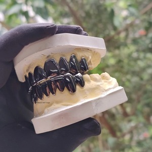 Grilles dentaires complètes de style gothique personnalisées, noir et argent, motif crocs de vampire, finition chrome poli, pour dents supérieures et inférieures, bijoux dentaires fins - Product Image 6