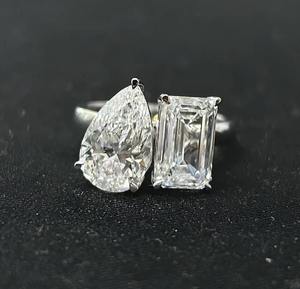 Bague de mariage Toi et Moi en diamant de laboratoire, confectionnée en or massif 14 carats, ornée de deux diamants CVD exquis en taille émeraude et poire - Product Image 1