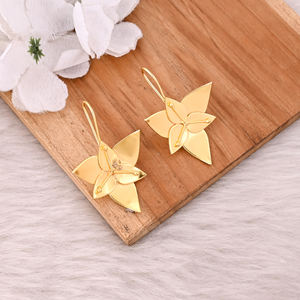 Pendientes colgantes de latón chapados en oro amarillo hechos a mano, pendiente de diseñador de hojas de moda, regalo de boda único, joyería con abalorio - Product Image 3
