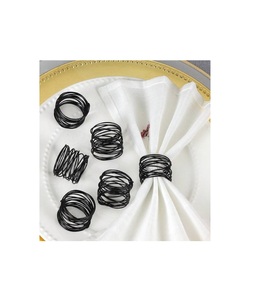 Anneaux de serviette en fer de style vintage fabriqués avec un savoir-faire solide pour des thèmes de décoration de table haut de gamme. - Product Image 1