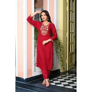 ชุดคุर्ตาผ้าเรยอนสีแดงปักลายดอกไม้หนัก พร้อมกางเกงขายาวและผ้าคลุมไหล่ผ้าออร์แกนซ่าสำหรับผู้หญิง - Product Image 5