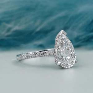 Anillo de Compromiso con Diamante Cultivado en Laboratorio Certificado por IGI, con Banda Pavé y Halo Oculto, Estilo Pera - Product Image 2