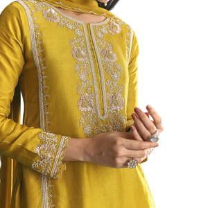 Traje Kurta Sharara de seda mostaza con lentejuelas y bordado Cutdana para recepciones de bodas al por mayor Sangeet y OEM étnico - Product Image 4