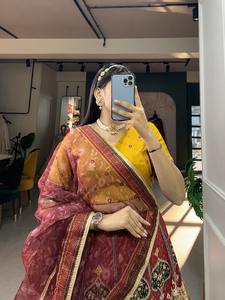 Lehenga Choli en soie de créateur avec bordure en dentelle à paillettes imprimées pour les fêtes de mariage et les vêtements indiens et pakistanais - Product Image 4