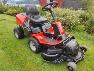Tractor cortacésped Kubota GR2120 rojo con tracción en las cuatro ruedas y transmisión de engranajes, fácil de operar. - Product Image 2