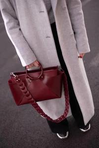 Suministro directo de fábrica Bolso de cuero ecológico Bolsa de regalo personalizada para ella con iniciales disponibles al mejor precio - Product Image 2