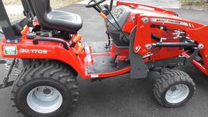 Mini tracteur à roues Massey Ferguson GC1705 23HP avec chargeur frontal et accessoires fournis par les fournisseurs - Product Image 4