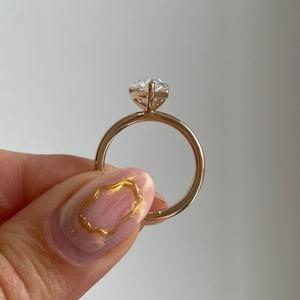 Bague de fiançailles solitaire en platine pour femme certifiée IGI avec diamant taille poire à trois griffes – Collection de bagues élégantes - Product Image 5