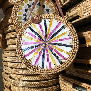 Sac à main en rotin avec incrustation de nacre, design élégant, sac rond de Bali pour mariage, soirée, sac bandoulière en rotin de luxe - Product Image 1