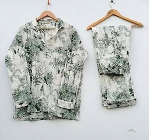 Ensemble Pyjama En Coton Doux Imprime Frida Vêtements de nuit pour femmes Ideal Cadeau De Demoiselle D Orchestre - Product Image 4