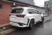 Kit carrosserie large en fibre de verre style Yicku WD pour Lexus LX600 : Lame avant, jupes latérales, diffuseur arrière, aileron et extension d'ailes