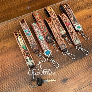 Vente en gros de bracelet Concho en métal de forme régulière avec logo personnalisé personnalisé personnalisé porte-clés en cuir véritable usiné à la main - Product Image 1